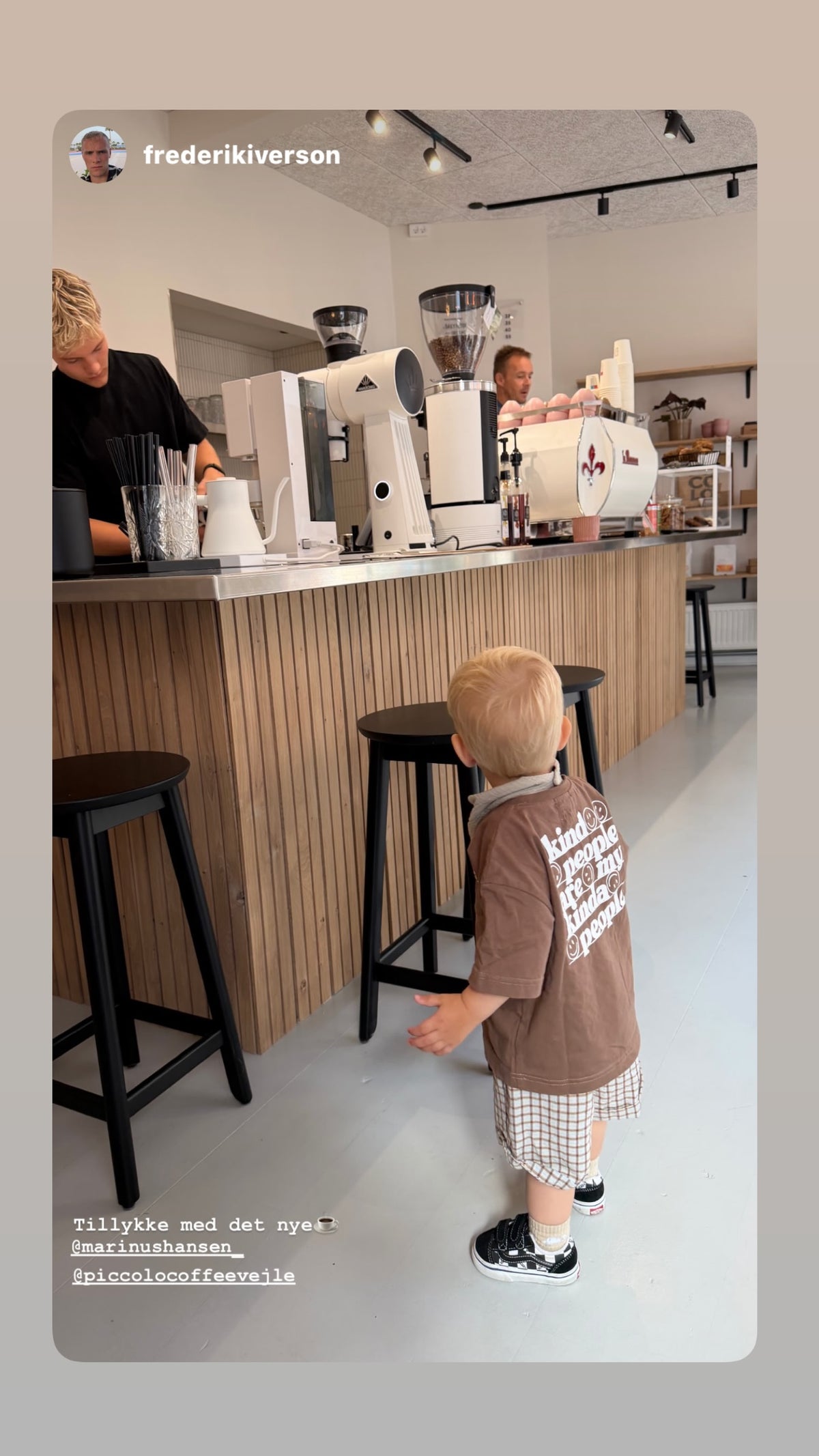 Baren indenfor med barista og lille gæst, foto af @frederikiverson