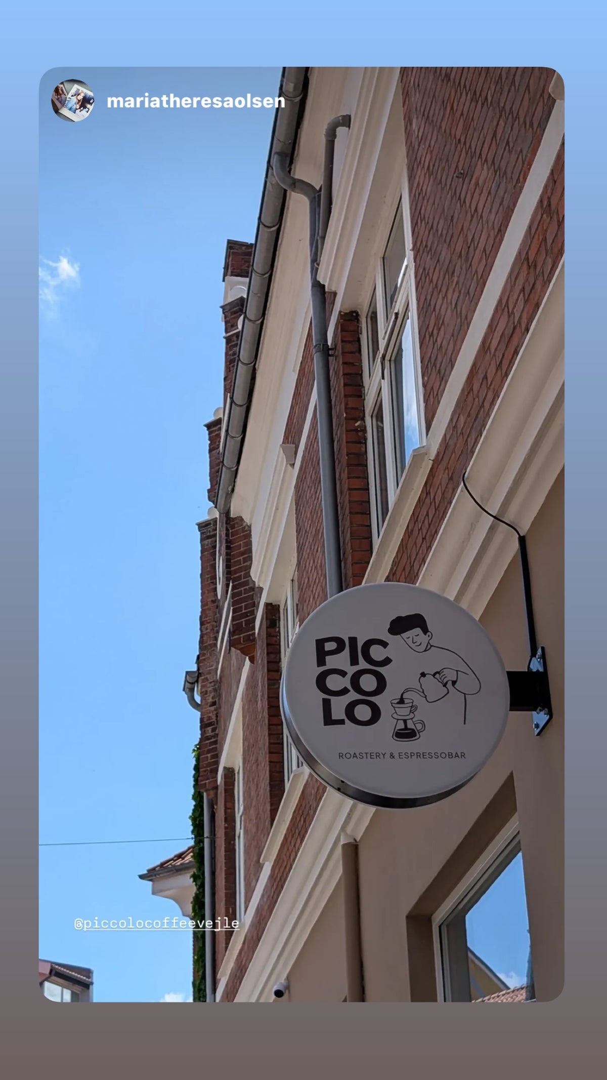 Piccolo-skiltet i Grønnegade mod blå himmel, foto af @mariatheresaolsen