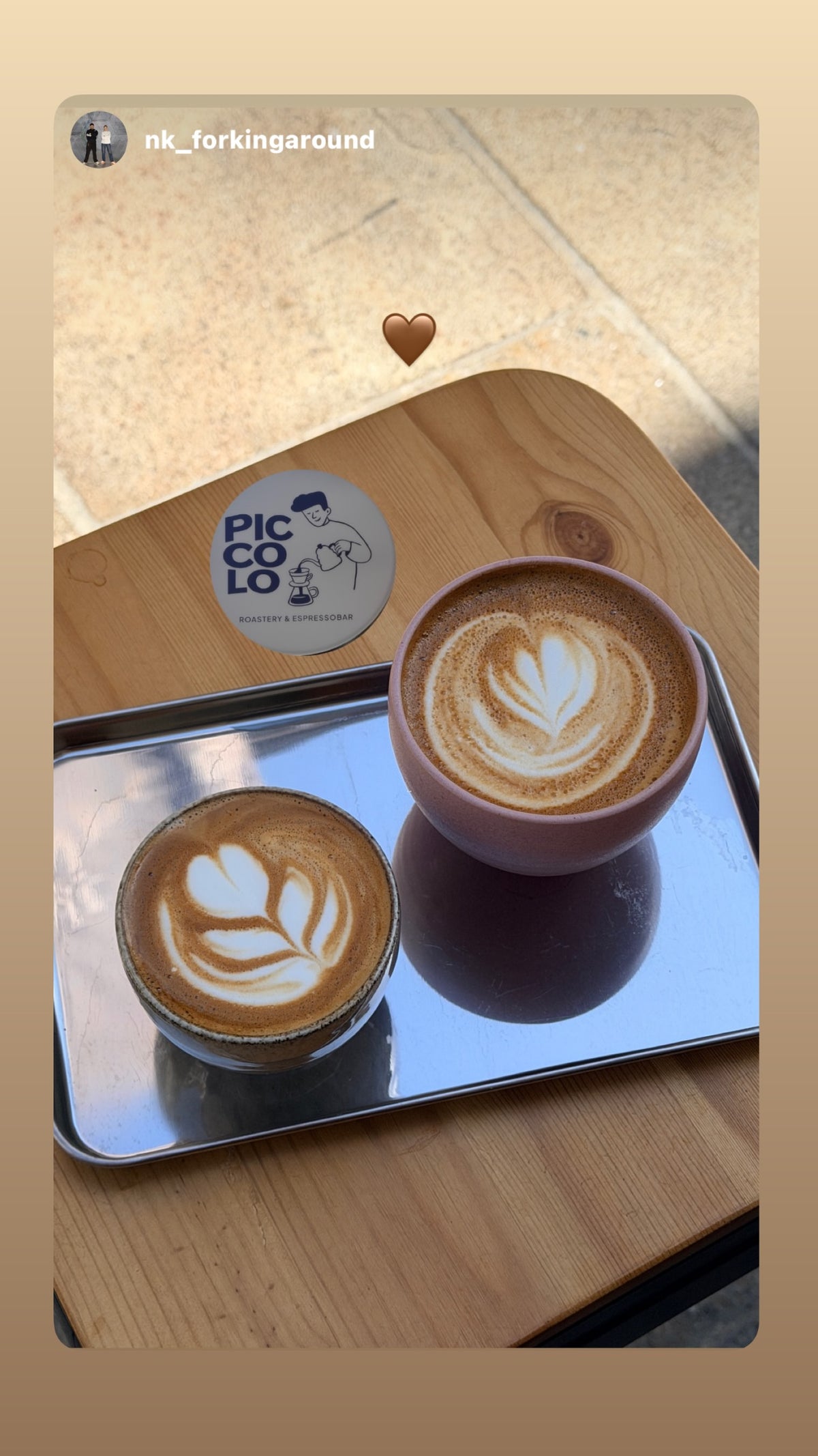 To kopper med latte art på bakke, foto af @nk_forkingaround