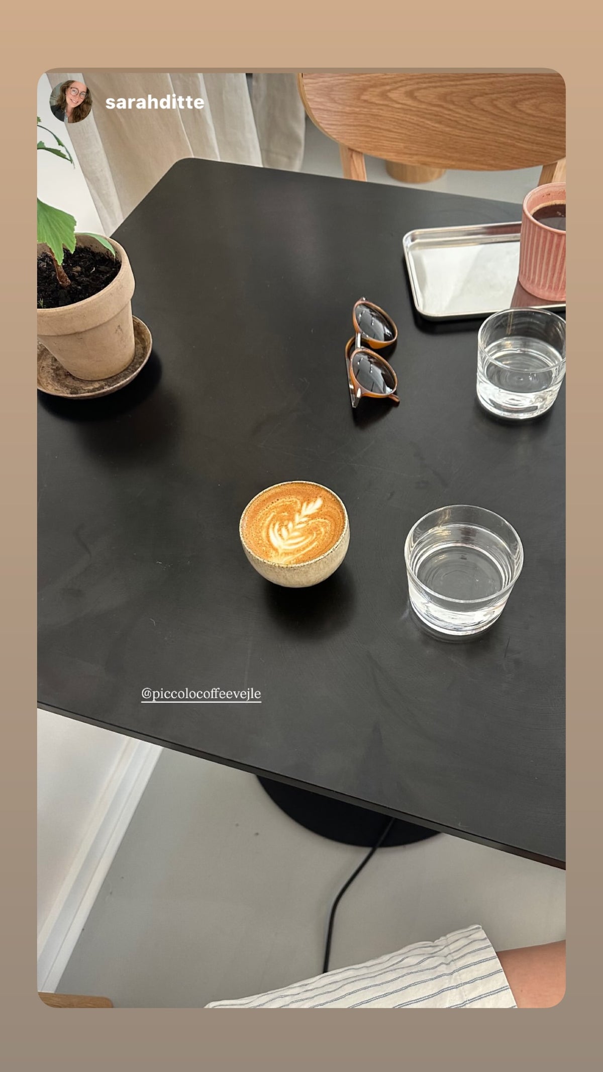 Flat white på det sorte bord, foto af @sarahditte