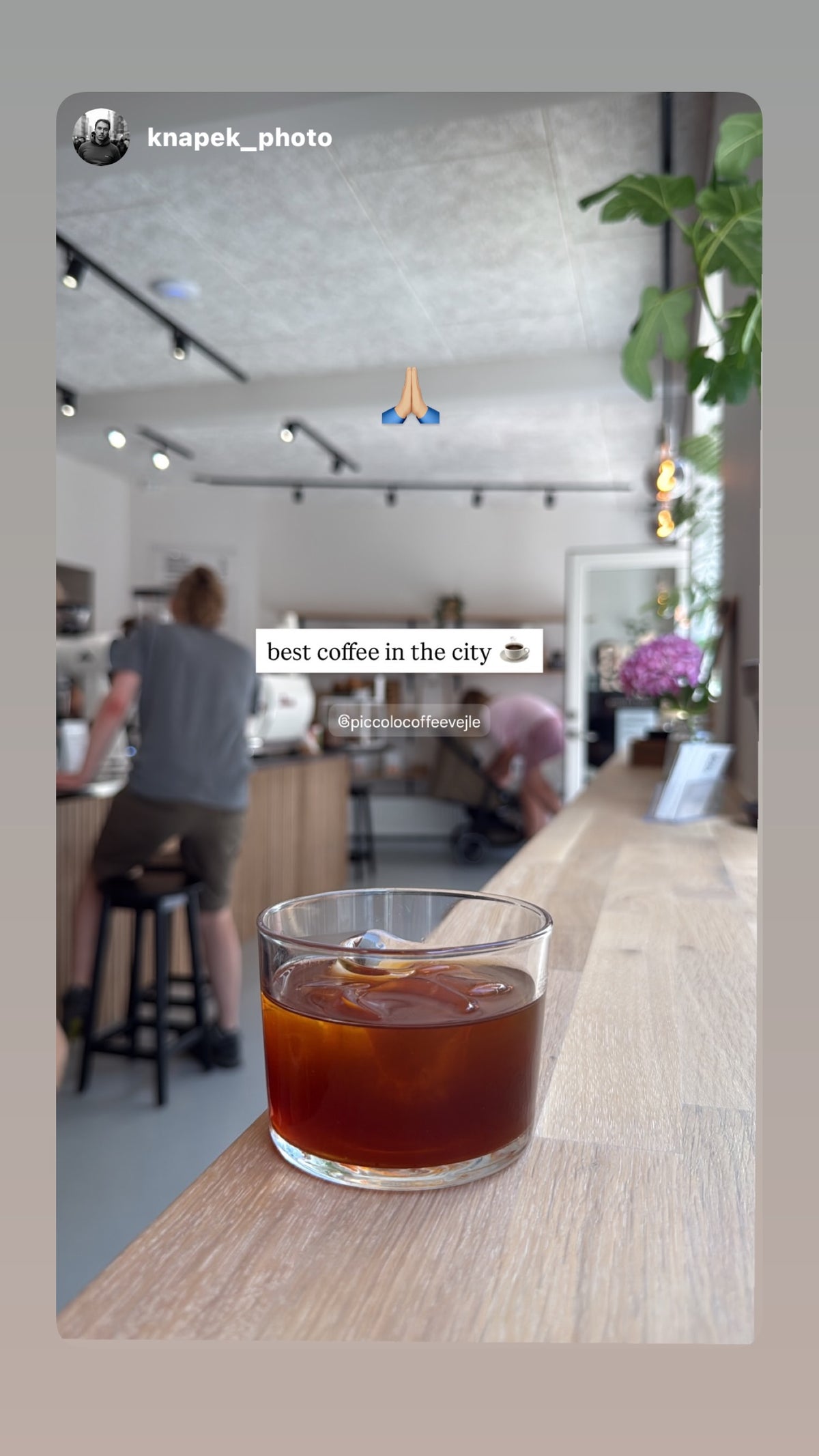Iskaffe på egetræsdisken i baren, foto af @knapek_photo