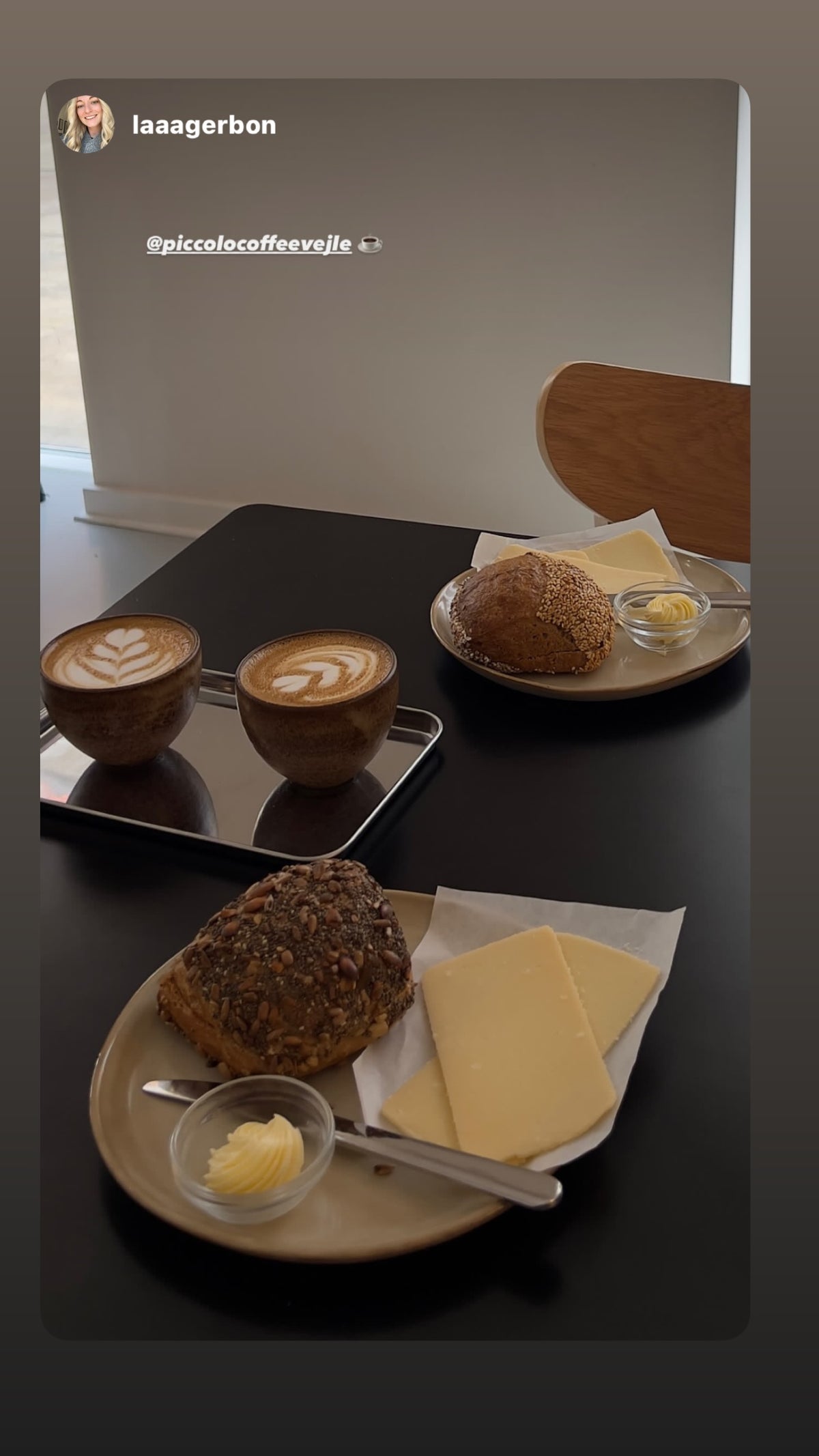 Kaffe og morgenbrød på bordet, foto af @laaagerbon