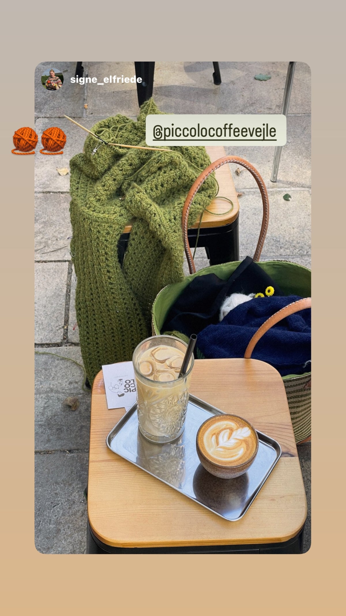 Strikketøj og kaffe på bordet udenfor, foto af @signe_elfriede