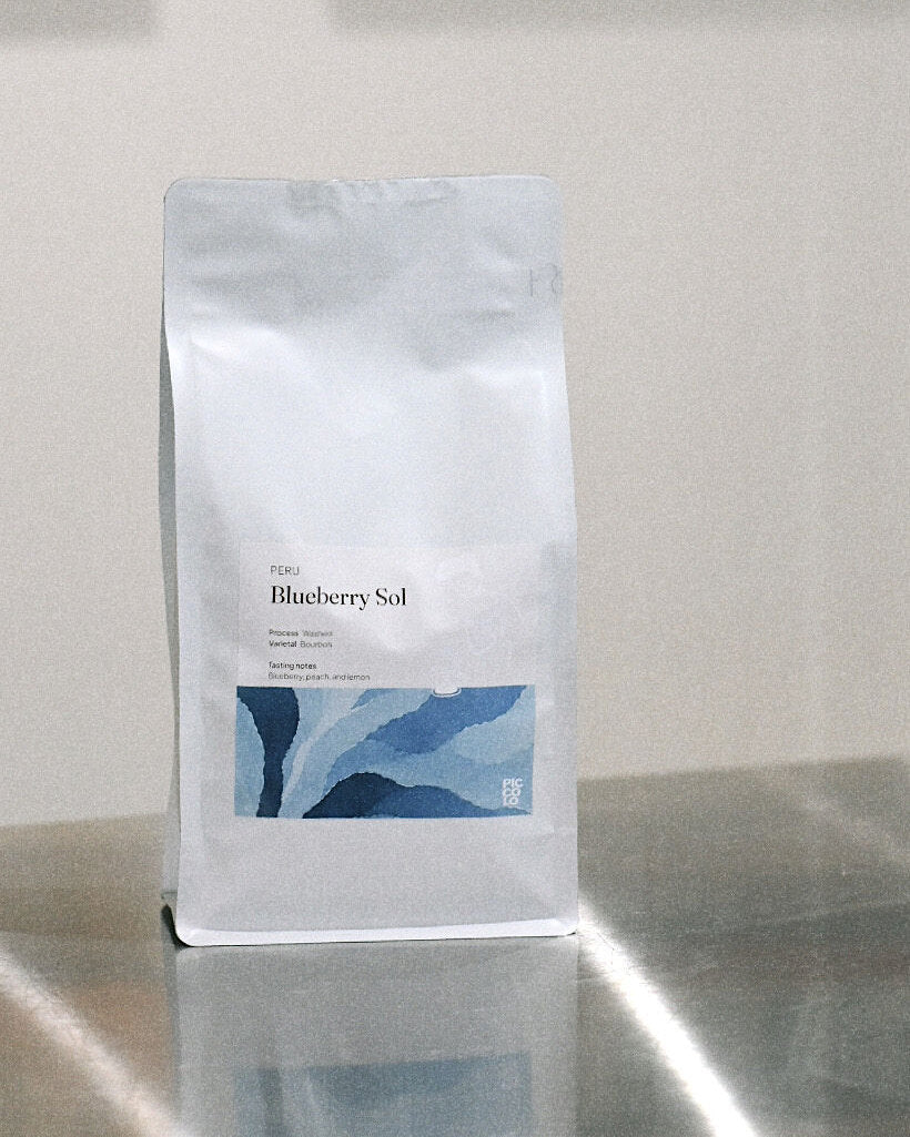 Pose med Blueberry Sol kaffe fra Peru på disken hos Piccolo Coffee
