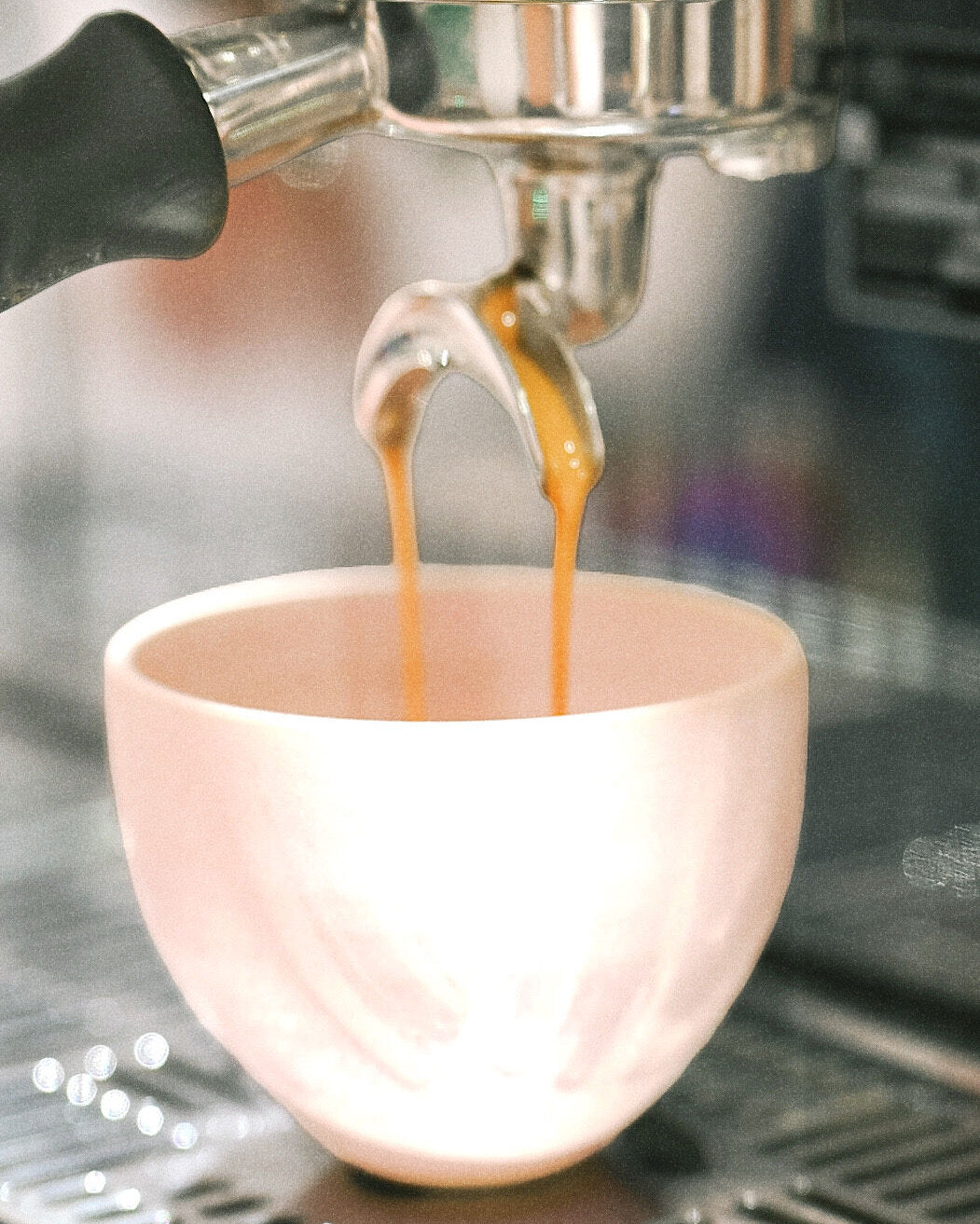 Santos trukket som espresso i lyserød keramikkop hos Piccolo Coffee
