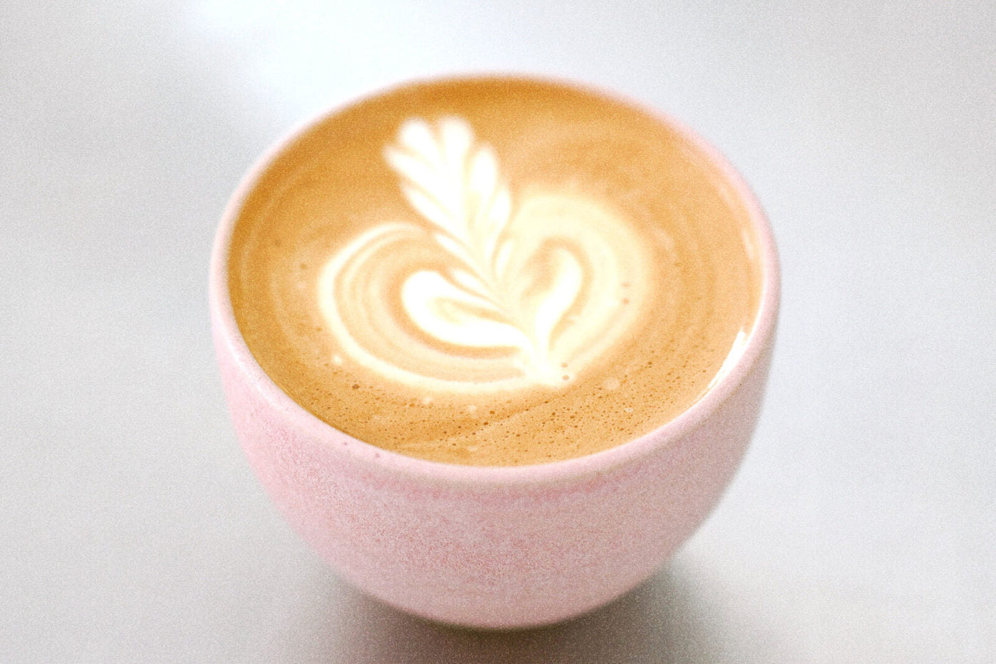 Casa Mogiana som mælkedrik med latte art hos Piccolo Coffee