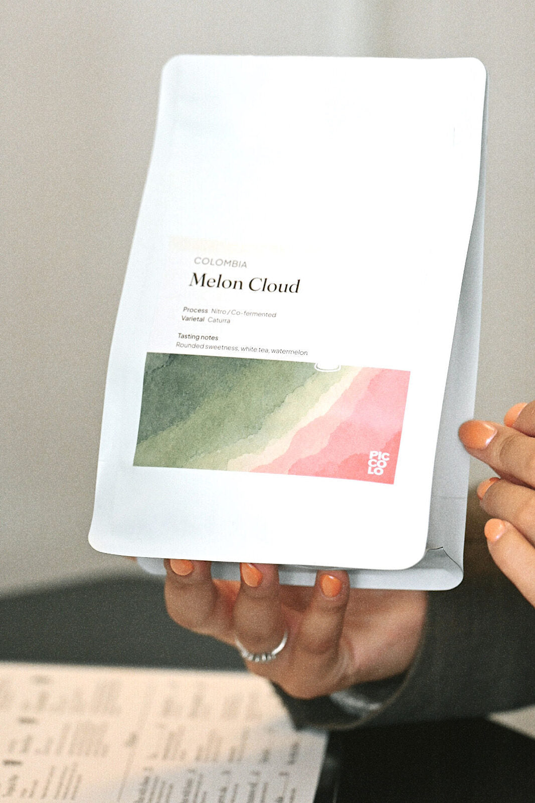 Pose med Melon Cloud specialty kaffe fra Colombia | Piccolo Coffee