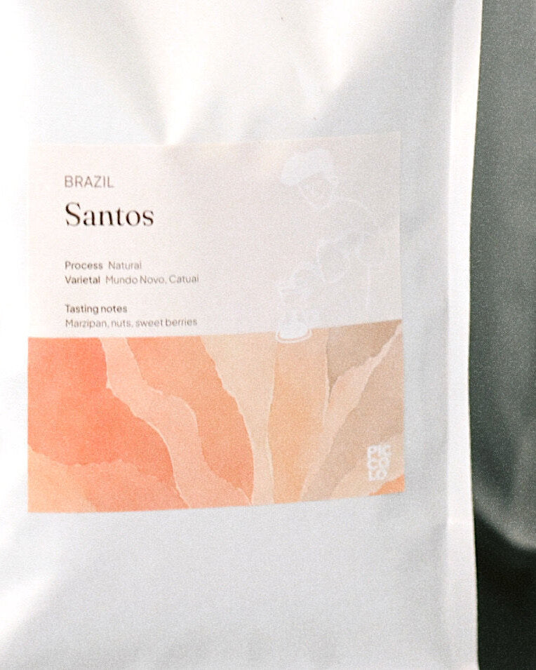 Etiketten på Santos posen i vindueslyset hos Piccolo Coffee